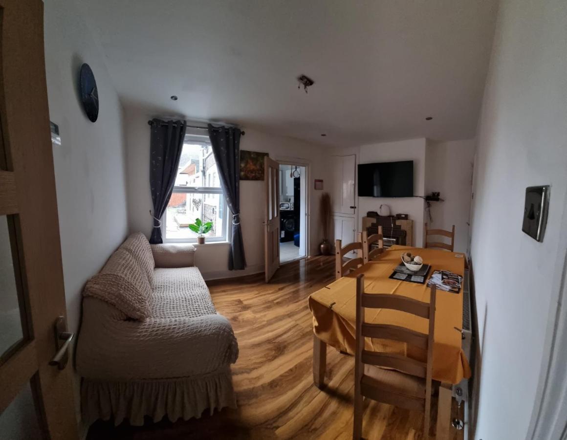 Ferienhaus Two Bedroom End Terrace House Near High Street